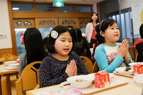 Loạt ảnh thực tế về bữa trưa tại trường tiểu học ở Nhật - 9