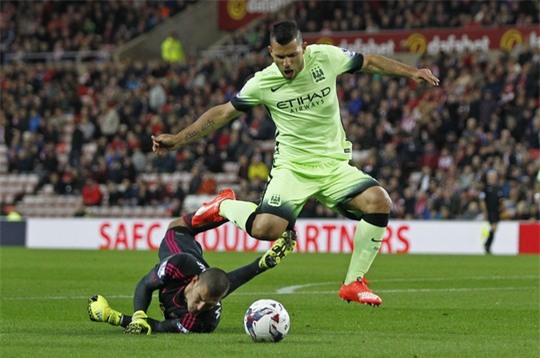 Aguero lấy lại phong độ với bàn mở tỉ số từ chấm 11 m