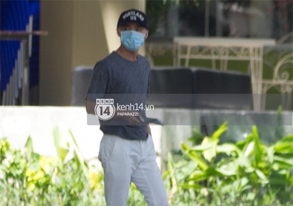 Sơn Tùng M-TP đội nón, đeo khẩu trang để tránh sự chú ý của mọi người.