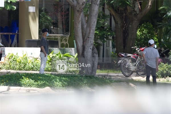 Trong khi Sơn Tùng M-TP cùng em trai bên ngoài đón taxi...