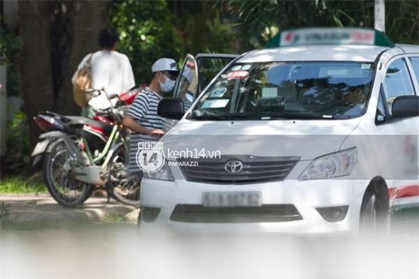 ... nhanh chóng rời khỏi quán ăn...