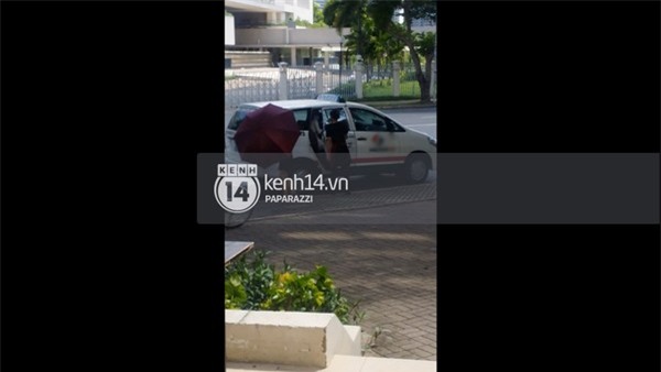 ... và rời khỏi địa điểm trên bằng một chiếc taxi khác.