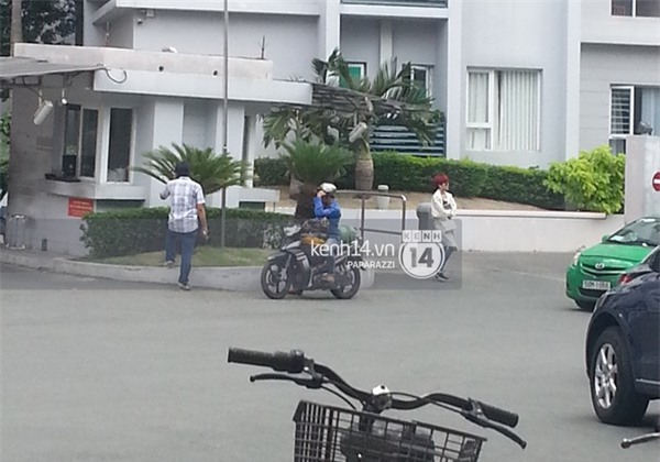 Không khó để bắt gặp khi cô liên tục xuất hiện bên dưới cổng ra vào khu căn hộ bất kể ban ngày...