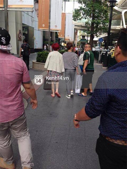 Hình ảnh hiếm hoi của Sơn Tùng M-TP khi bị bắt gặp đang nắm tay Thiều Bảo Trâm trong chuyến đi du lịch Thái Lan vào đầu tháng 6 vừa qua.