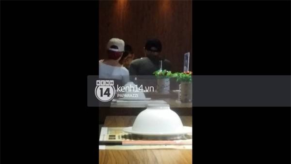 Cặp đôi tin đồn cùng Việt Hoàng - em trai Sơn Tùng M-TP đi ăn trưa tại một nhà hàng ở khu vực Phú Mỹ Hưng, Q.7.