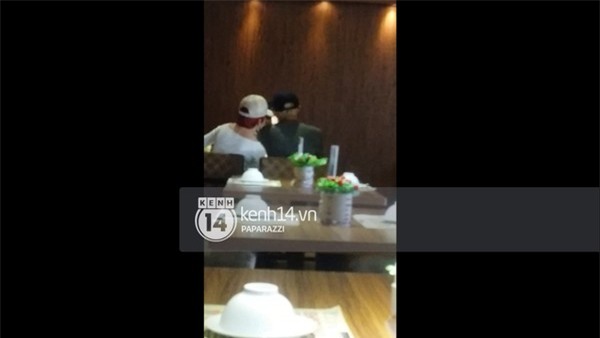 Đôi lúc, Thiều Bảo Trâm còn ghé đầu vào vai Sơn Tùng M-TP trông rất thân mật và tình cảm.