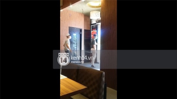 Một lúc sau, ngay khi phát hiện ống kính hướng về phía mình, Sơn Tùng M-TP cùng em trai ngay lập tức đứng lên rời khỏi quán ăn...