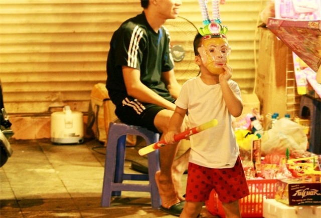 Trẻ khó thở, mẩn ngứa vì mặt nạ đồ chơi giá rẻ - 1