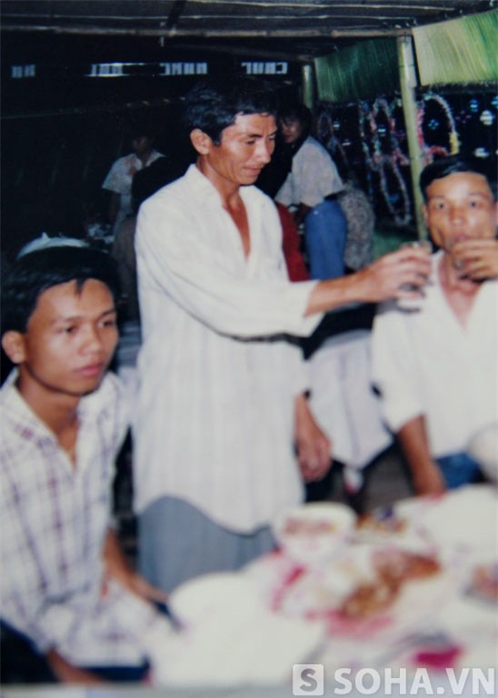 Anh Đạt (giữa) khi chưa bị bệnh. Ảnh do người thân cung cấp.