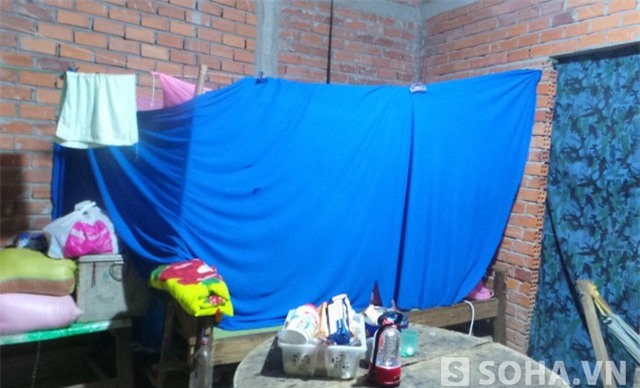 Anh Đạt đã giấu mình suốt 5 năm trong nhà, chiếc giường anh nằm cũng được quây kín bằng vải xanh