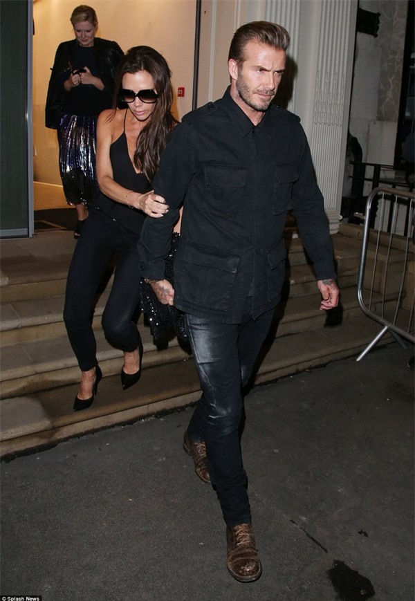 2CAA77D200000578-3245259-Somebody_to_lean_on_Victoria_Beckham_clung_on_tight_to_her_husba-a-26_1443002313963-01b1d