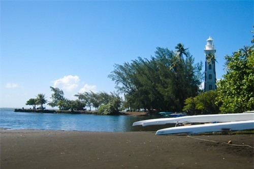 2. Point Venus, Pháp: Vùng biển này thuộc hòn đảo Polynesian nước Pháp, đây là nơi nổi tiếng với những bãi cát đen và làn nước êm đềm quanh năm.