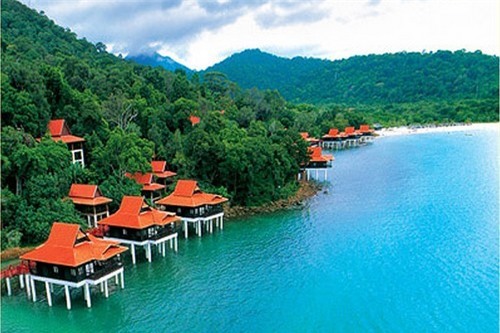 4. Đảo Langkawi , Malaysia: Điều đặc biệt khi đến với hòn đảo này là những bãi cát đen xen kẽ cùng với những bãi cát trắng và theo như truyền thuyết của người dân địa phương kể, đó là do tàn tích chiến tranh của các vị thần.