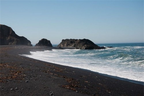 6. Biển Black Sands , California: Do những viên đá cuội màu đen phủ lên vì vậy bãi biển này có màu đen mịn, đặc biệt khi đến với bãi biển này du khách còn được tham quan những vịnh nhỏ với hoa trái xanh tốt.