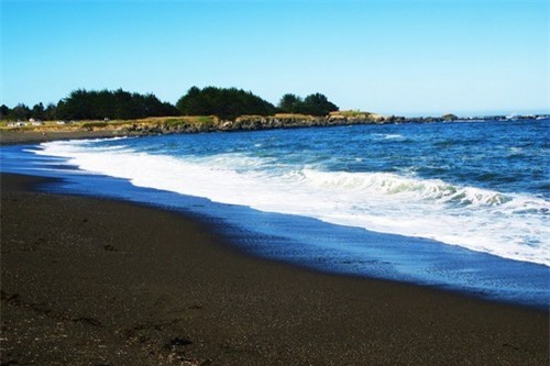  7. Biển Santo Domingo , Philippin: Bãi biển này là kết quả của sự hoạt động núi lửa Mayon. Đây là một trong những bãi biển sạch nhất trên Thế giới, vì vậy nó còn có tên là bãi biển Pha Lê.
