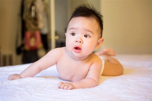 Vy Oanh lần đầu khoe con trai