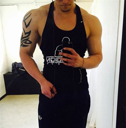 chang trai 19 tuoi dot tu vi muon co bap nhu the rock hinh anh 4