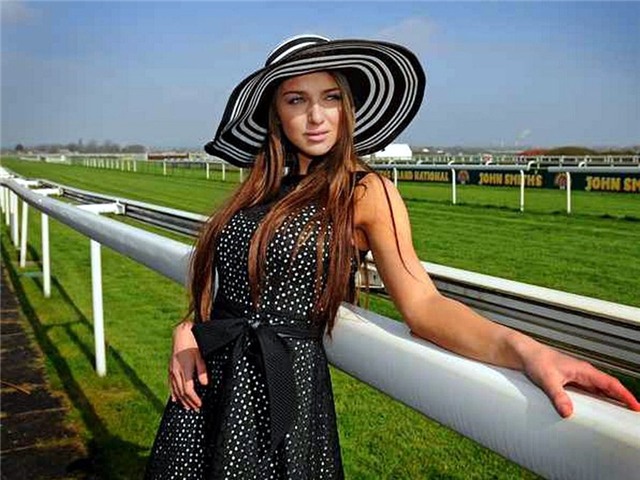 Siêu mẫu, chân dài, WAGs, tam sư, Liverpool