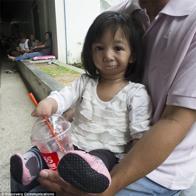 Nghị lực phi thường của cô bé không miệng, không tay chân - 1