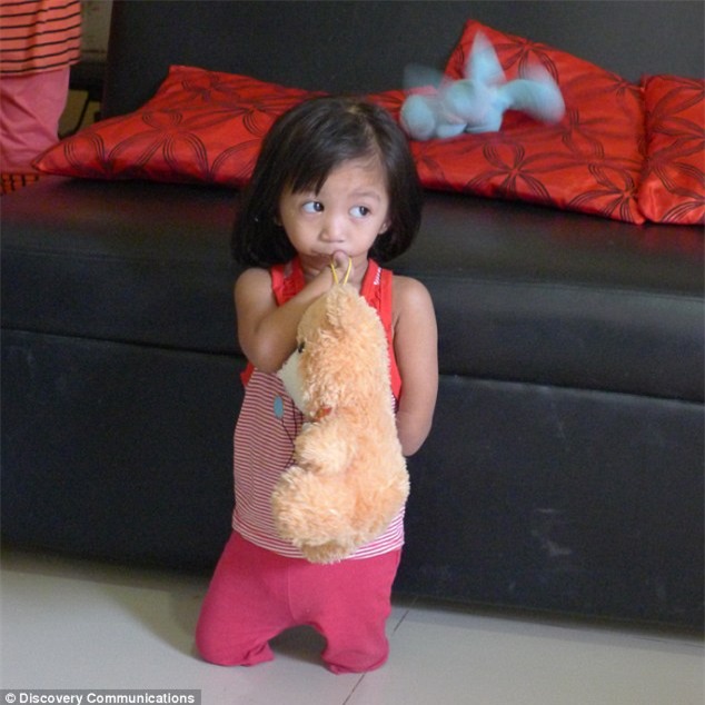 Nghị lực phi thường của cô bé không miệng, không tay chân - 4