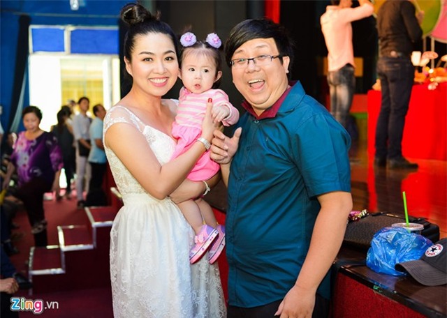 Lê Khánh bế con gái của nam diễn viên hài Gia Bảo. Sau khi kết hôn, người hâm mộ chờ đợi nữ diễn viên có tin vui.