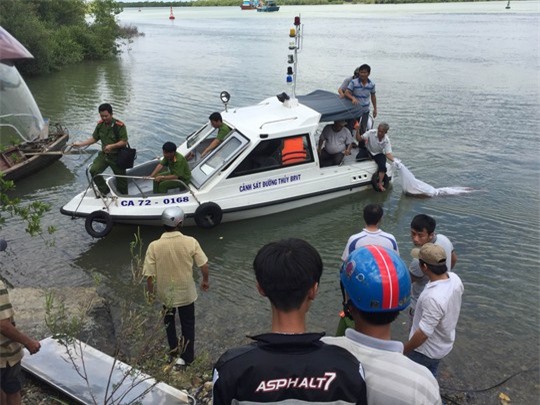 Cơ quan chức năng kéo thi thể đưa lên bờ