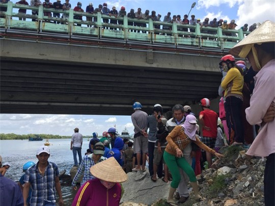 Nhiều người dân hiếu kỳ kéo đến xem khiến giao thông bị xáo trộn