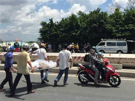 Thi thể được đưa về bệnh viện để tiến hành khám nghiệm