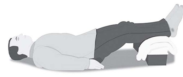 Đặt nạn nhân nằm ngửa, nâng cao chân.