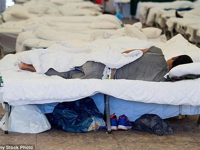 nguoi di cu va ac mong bi cuong hiep hinh anh 1