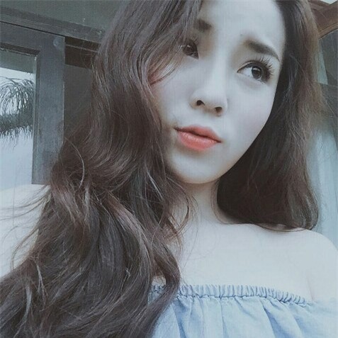 Sao Việt chọn màu son gì cho những hoạt động thường ngày