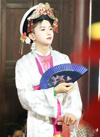 Quốc Việt nổi tiếng với gương mặt và khả năng múa mềm mại.