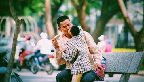 Bức ảnh ghi lại nụ hôn của người cha dành cho cậu con trai khuyết tật khiến người xem xúc động (ảnh: Phạm Tuấn Anh)