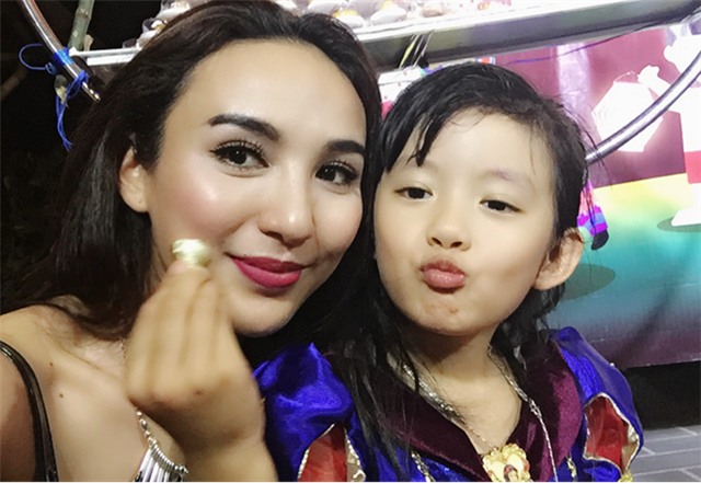 Sao Việt đón trung thu ấm cúng bên con