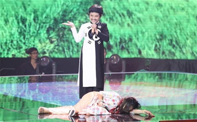 Ngoài phần hát, 2 giọng ca nhí còn có diễn xuất tự nhiên, đáng yêu.