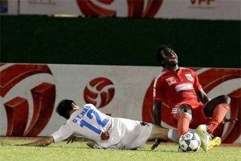 tuyẻn thủ viẹt nam phan tràn tình huóng dá gãy chan abass hinh anh 1