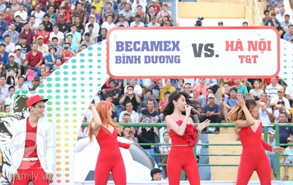 Thủy Tiên tình tứ khi chồng trao huy chương