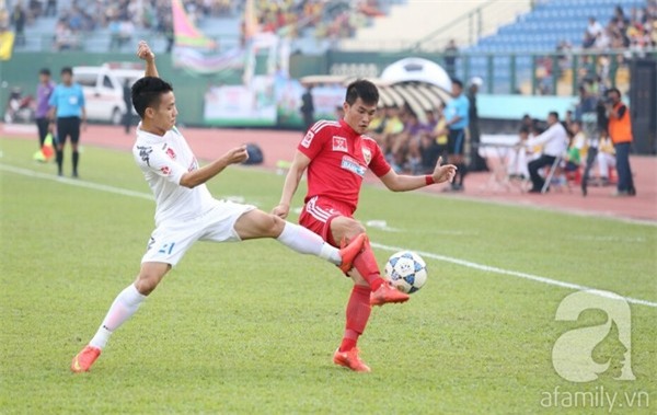 Thủy Tiên tình tứ khi chồng trao huy chương