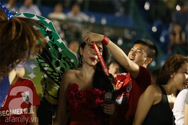 Thủy Tiên tình tứ khi chồng trao huy chương