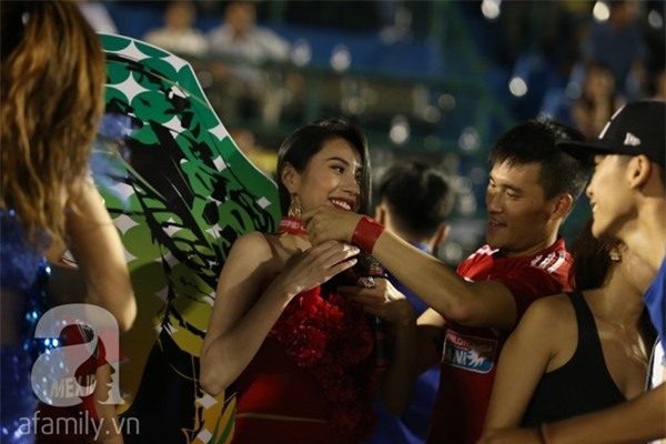 Thủy Tiên tình tứ khi chồng trao huy chương