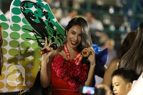 Thủy Tiên tình tứ khi chồng trao huy chương