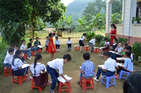 Một tiết học ngoài trời của học sinh Trường tiểu học Lùng Vai.