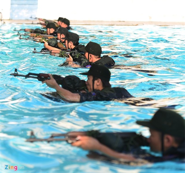 Sinh viên bơi bắn súng, vượt hoả lực như đặc công