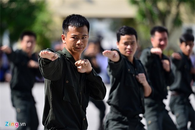 Sinh viên bơi bắn súng, vượt hoả lực như đặc công