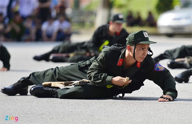 Sinh viên bơi bắn súng, vượt hoả lực như đặc công