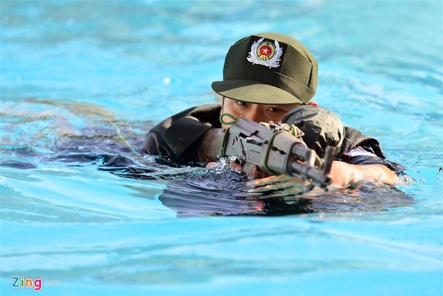 Sinh viên bơi bắn súng, vượt hoả lực như đặc công