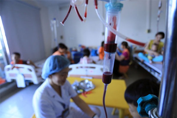 Nỗi bất hạnh của cậu bé nghèo mắc "bệnh nhà giàu" - 2