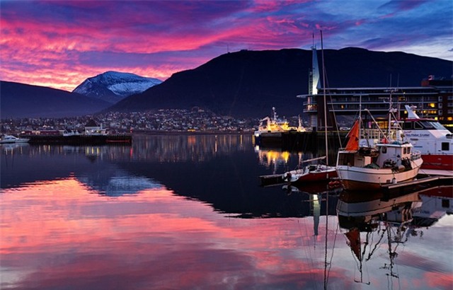 14. Tromsø, Na Uy: Thành phố xinh đẹp nằm bên bờ biển này là nơi du khách có thể tận hưởng một kỳ nghỉ bình yên, thư giãn, ngắm nhìn những dải Bắc cực quang lộng lẫy trên bầu trời.