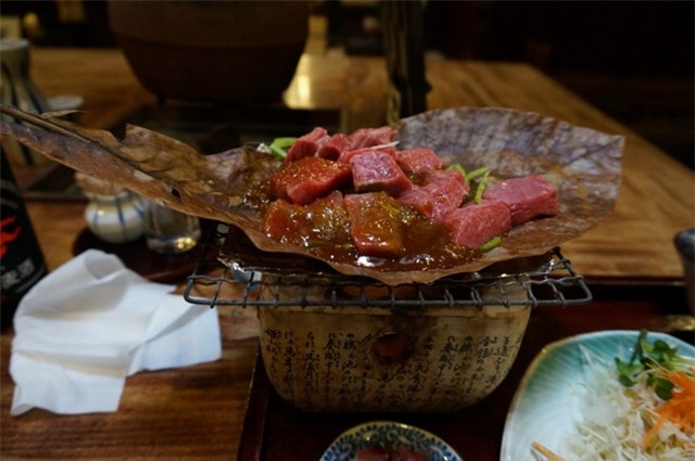 15. Takayama, Nhật Bản: Thành phố Takayama giống như vừa bước ra từ một bộ phim hoạt hình Nhật Bản, với vẻ đẹp tinh tế cùng nền ẩm thực độc đáo. Đừng bỏ lỡ cơ hội thử thịt bò Hida, loại thịt có chất lượng không kém cạnh gì bò Kobe nổi tiếng.
