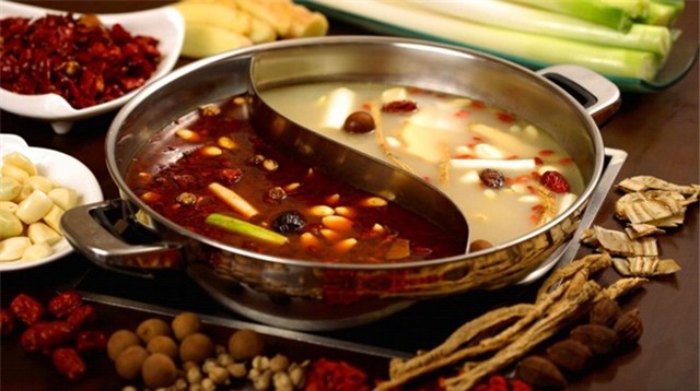 5. Thành Đô, Tứ Xuyên, Trung Quốc: Một trong những yếu tố khiến du khách muốn đến Thành Đô là nền ẩm thực phong phú và độc đáo. Bạn không nên bỏ lỡ cơ hội xuýt xoa bên nồi lẩu cay khi tới đây vào mùa lạnh.